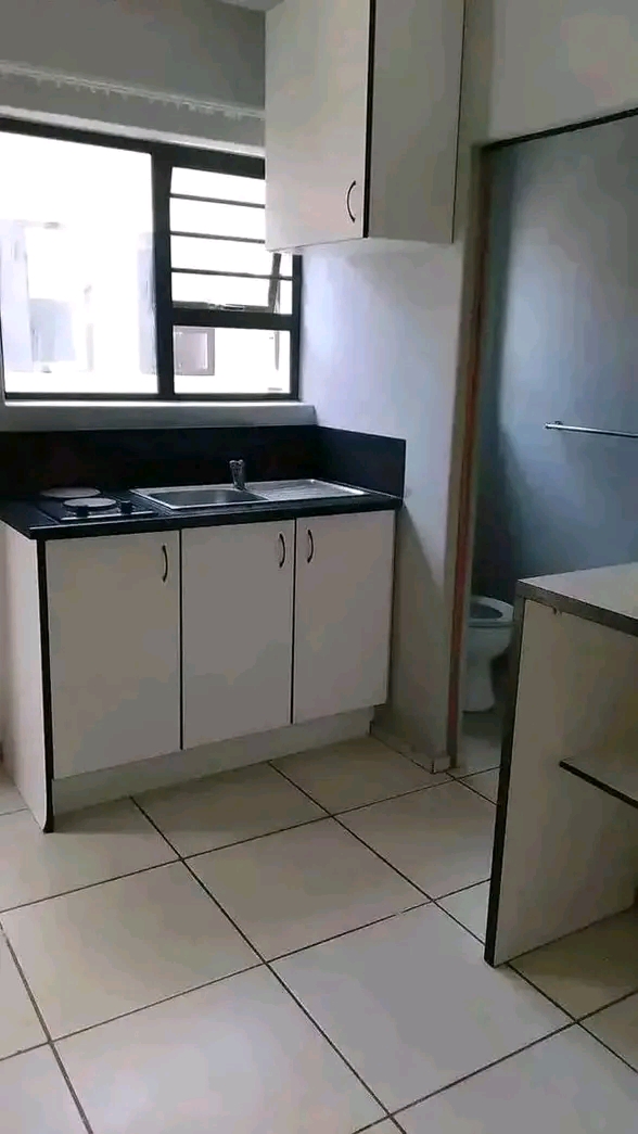 Fitted kitchen cupboard 
fitted stove
fitte  in Ivory Park