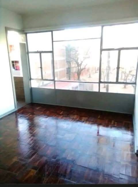 1. big bedroom to occupy 
2 .lockable sittin  in Berea