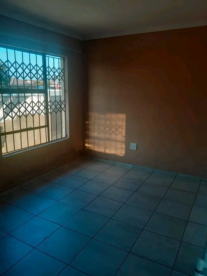 Bachelor to let comes with kitchen cupboards,  in Birch Acres