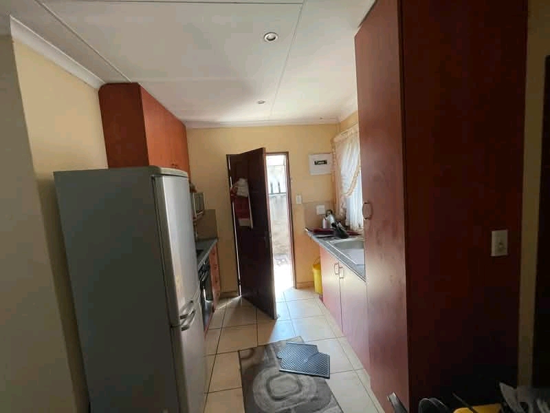 House in gardens
available immediately 
ren  in Leondale