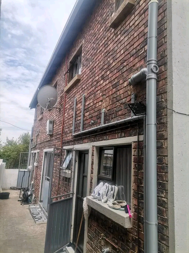 2 bedrooms upstairs  cottage comes with fitte  in Norkem Park