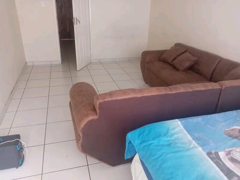 Big room to rent in a 1 bed flat.we share the  in Kempton Park