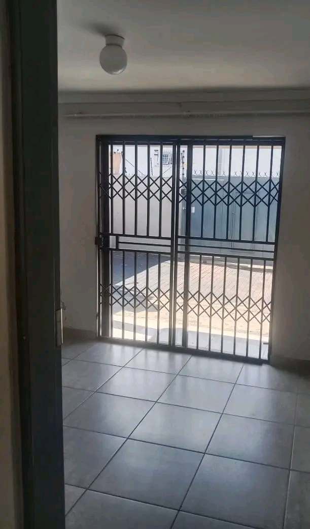 One bedroom cottage behind shoprite yarona
p  in Allandale