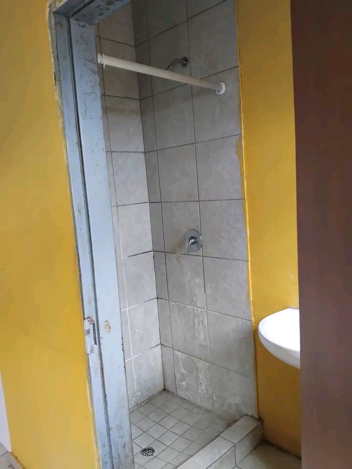 Bachelor for 3k deposit is 2k comes with buil  in Ebony Park