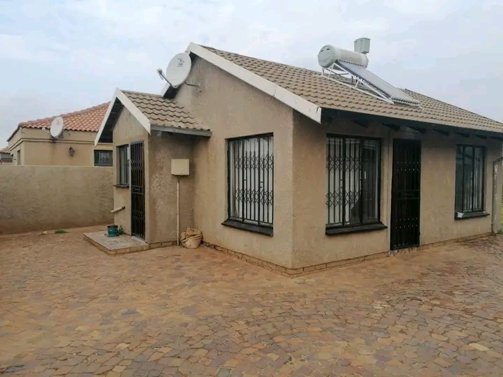 2 bedroom 1 bath house for rent in green vill  in Soweto