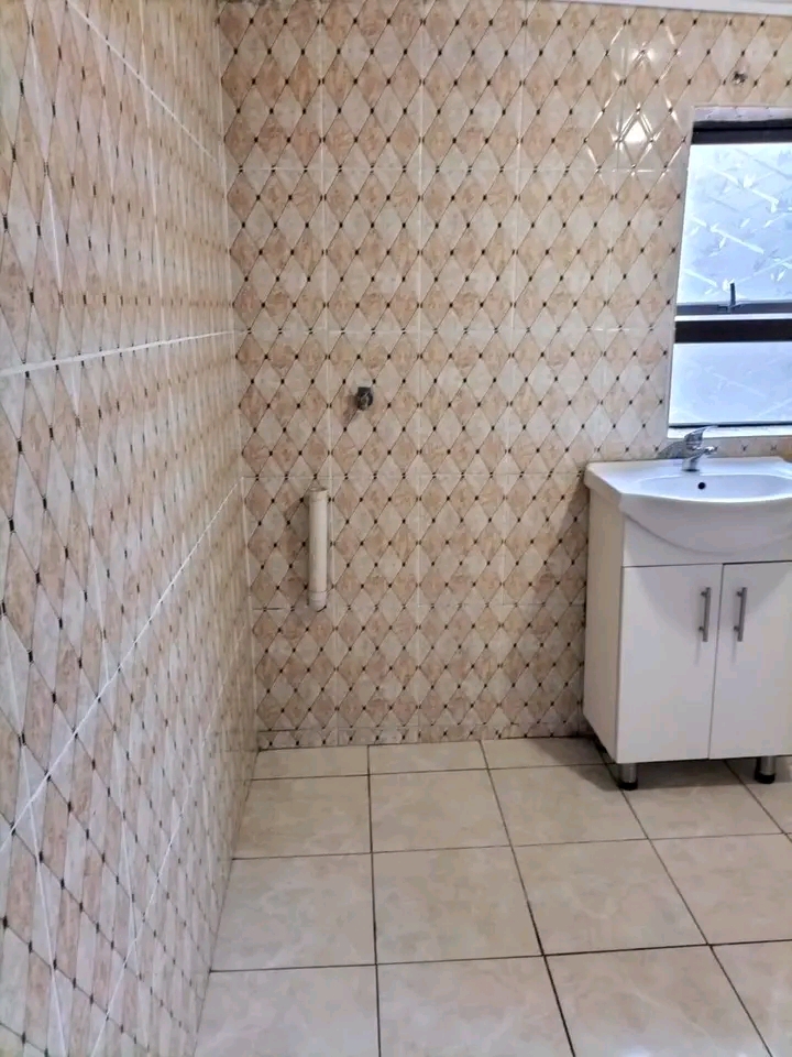 Zone 2 
fitted kitchen 
lounge 
full bathr  in Pimville
