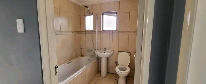 Double story rental. empty & available immedi  in Vosloorus