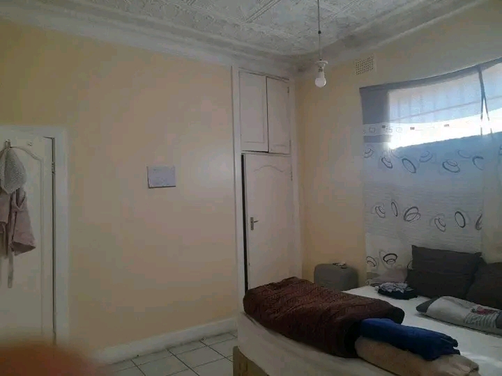 Inside room to let in oxford road johannesbur  in Kensington