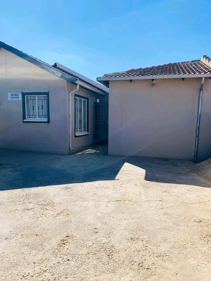 Room to let available now soweto, ext 20 
r1  in Protea Glen