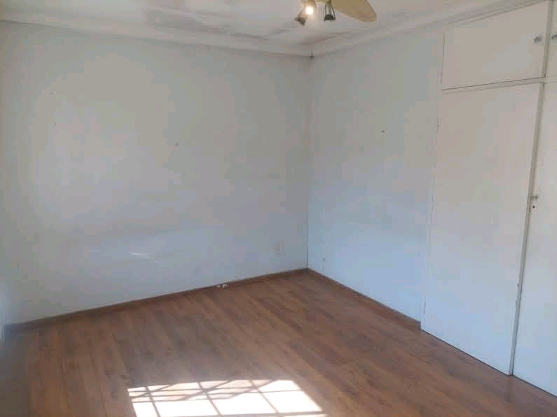 Rooms available in a house 
rent r3500
depo  in Edenvale