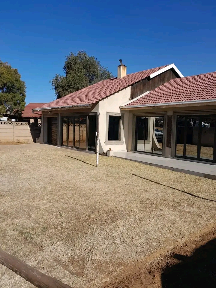 House to rent 
rent r7000(excl water)
depos  in Leondale