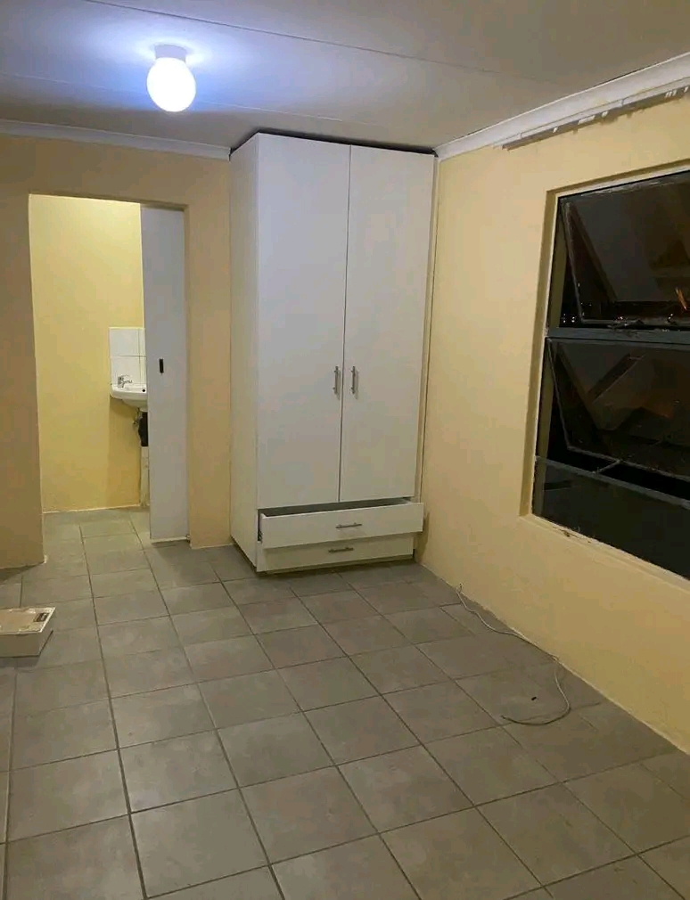 Bachelor available to rent

includes a kitc  in Clayville