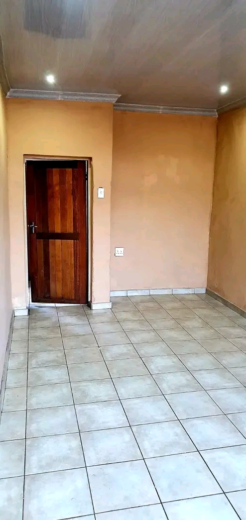 A beautiful spacious garage ensuite available  in Chiawelo