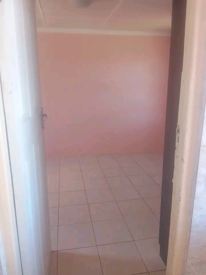 A 3 roomed house available in phomolong.

1  in Orlando West