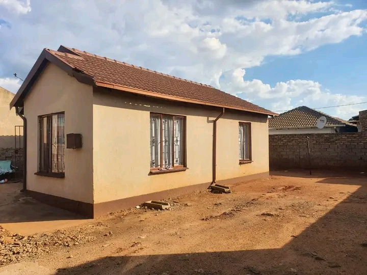 Area:ext 6 house for rental 
rent: r4500
de  in Vosloorus