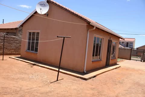 Here s a 2 spacious bedroom house available f  in Protea Glen