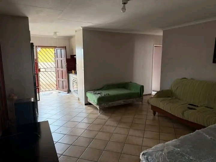 A well maintained stand alone offering 3 fitt  in Kempton Park
