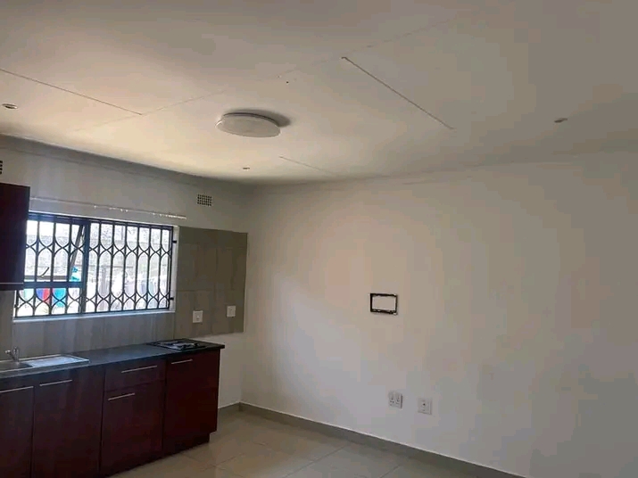This gorgeous and clean bachelor is located i  in Kempton Park