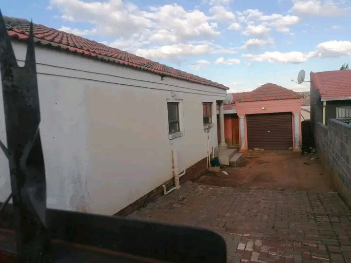 R3000 1 bedroom with a separate kitchen/ sitt  in Cosmo City