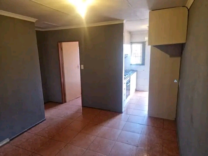 Ext 3 situated next to boxer store

2bedroo  in Protea Glen
