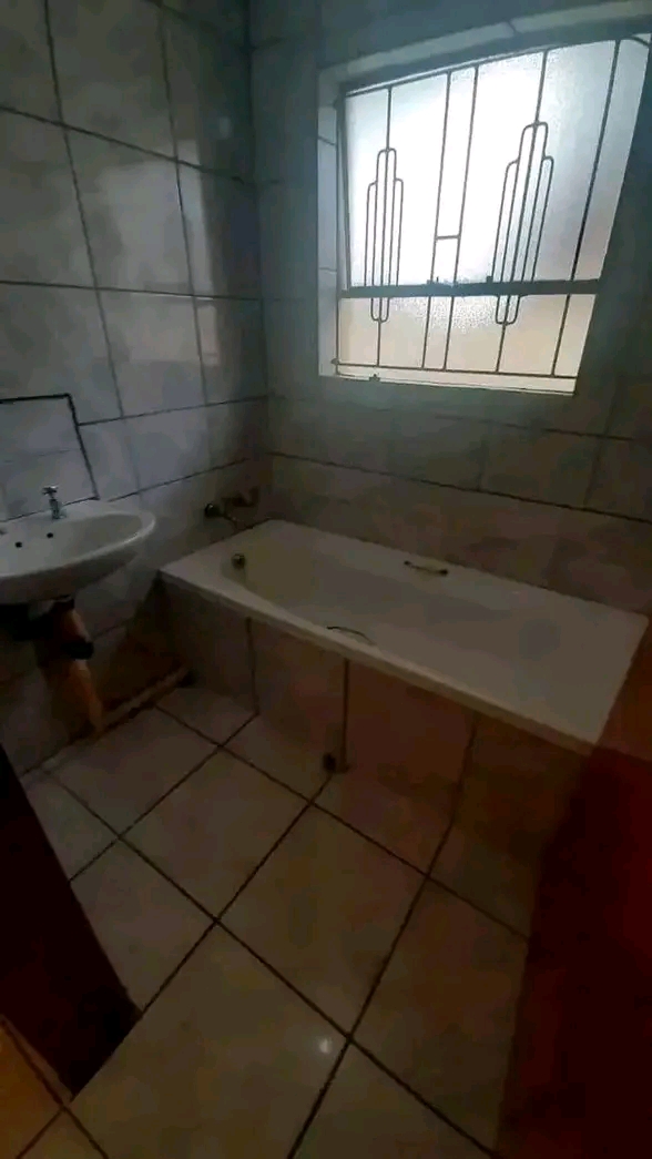 2 bedroom house -with 3 outside rooms -to ren  in Allandale