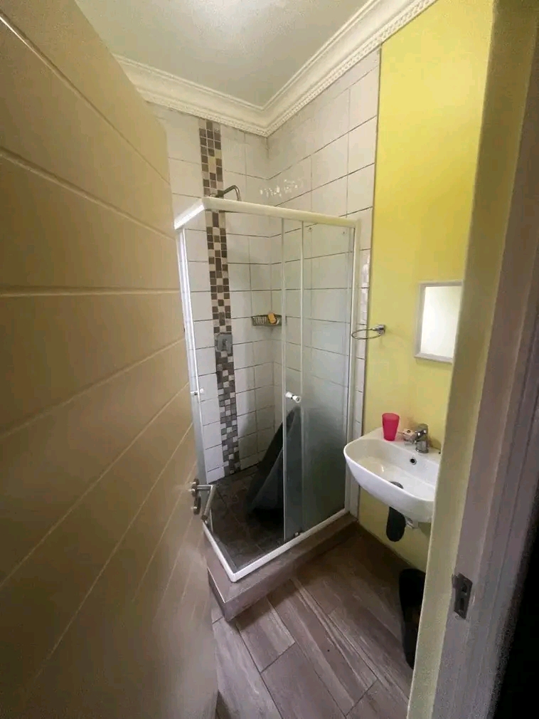 Bachelor available in ext 10
rent r4400
com  in Cosmo City