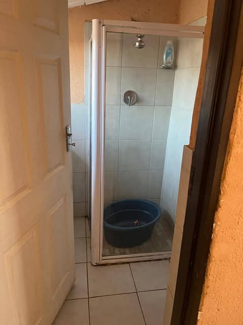 Spacious garage size bachelor to rent availab  in Spruitview