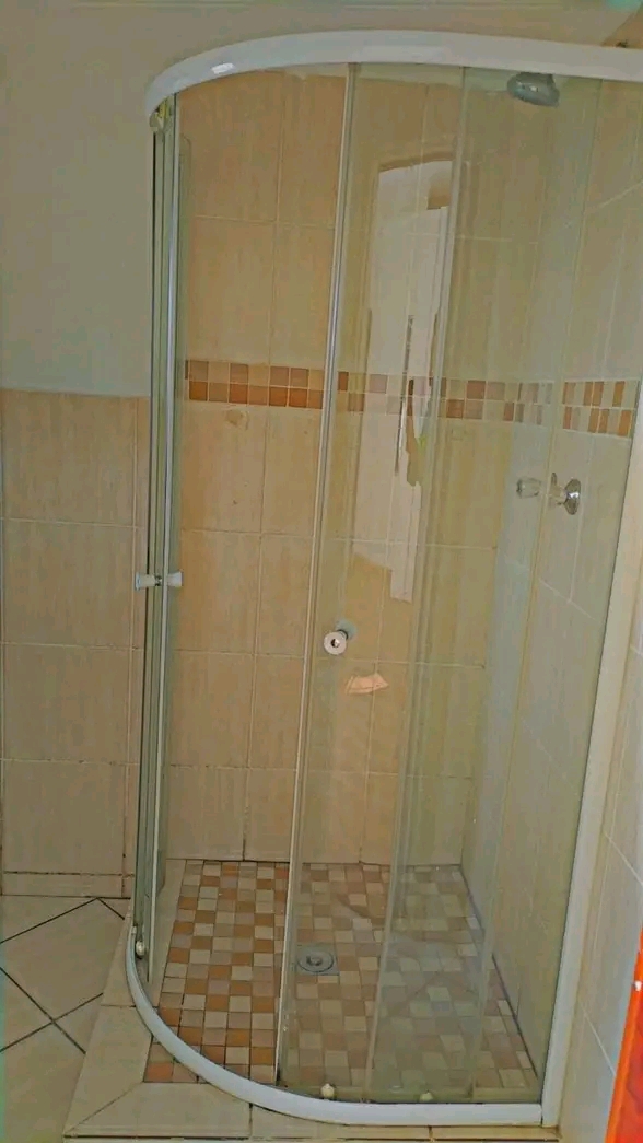 Room for bachelor available for immediate occ  in Kempton Park