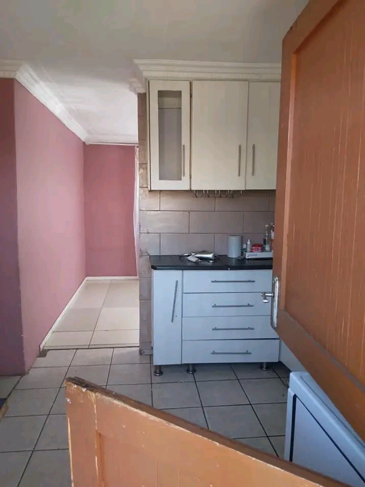 A 3 bedrooms house available right now for re  in Senaoane