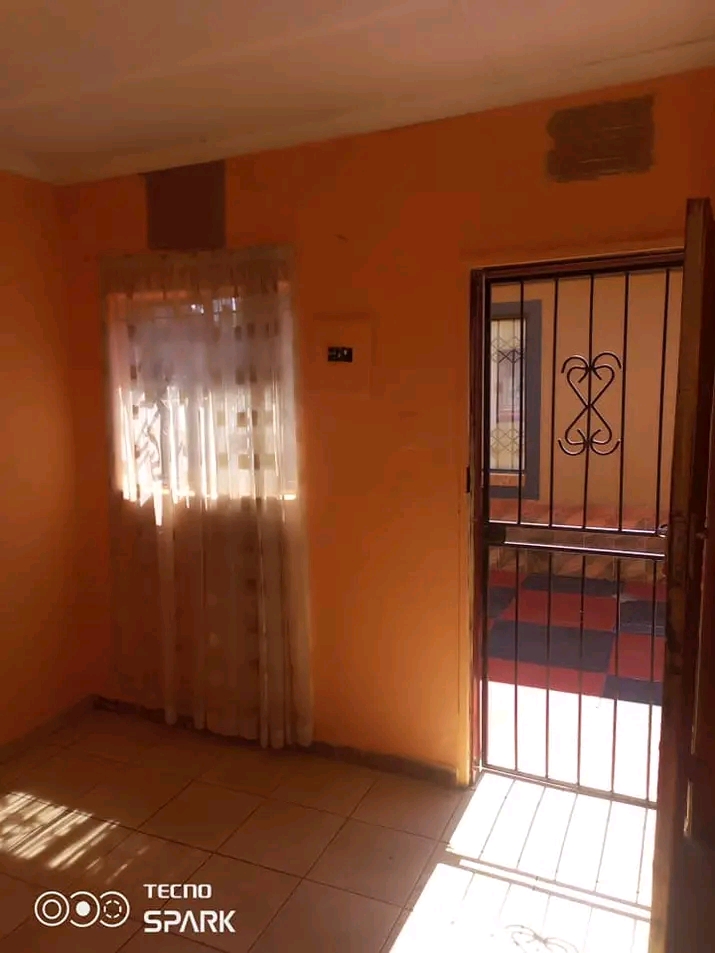 Standard room available at zone10 rent r1200   in Meadowlands