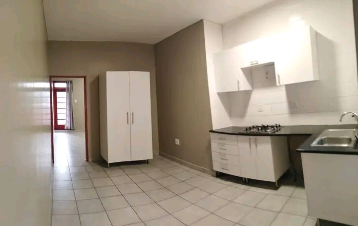 Newly renovated 2 bedroom apartment
can acco  in Yeoville