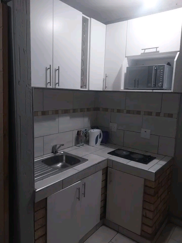 Bachelor room to rent in ext10  flats to rent  in Cosmo City