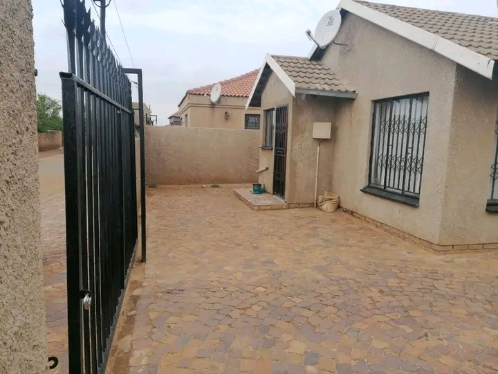 2 bedroom 1 bath house for rent in green vill  in Soweto