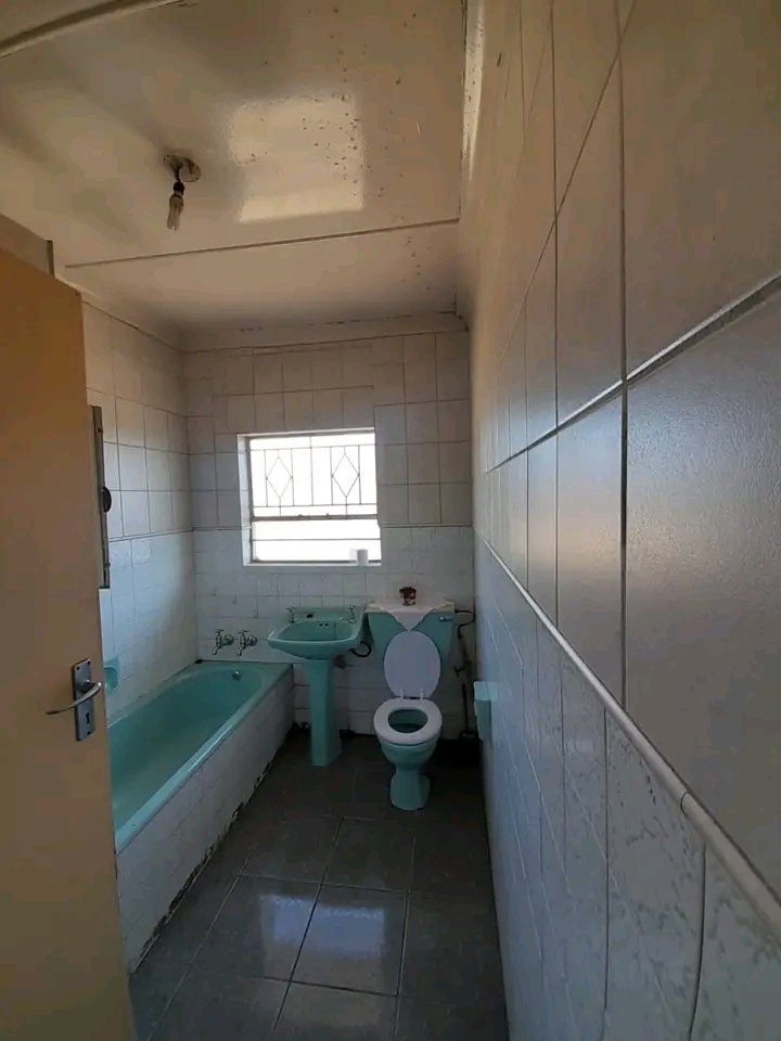 House to rent 
rent r7000(excl water)
depos  in Leondale