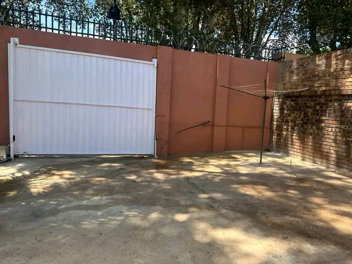 4 bedroom with 2 bathroom house to let in pro  in Kensington