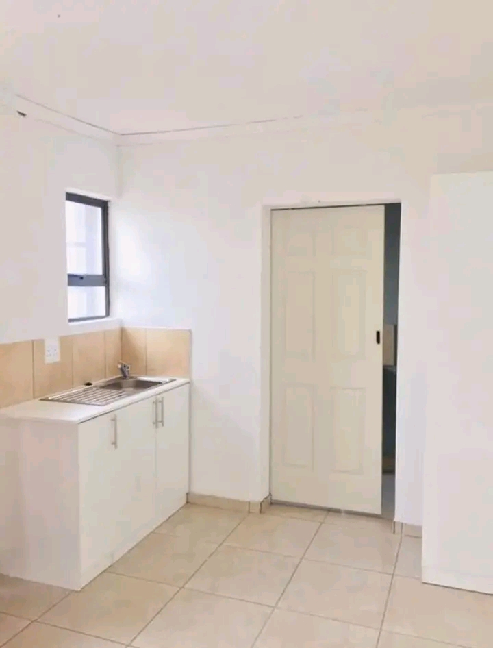 Bachelor units available in ext 31 from 1 aug  in Roodekop