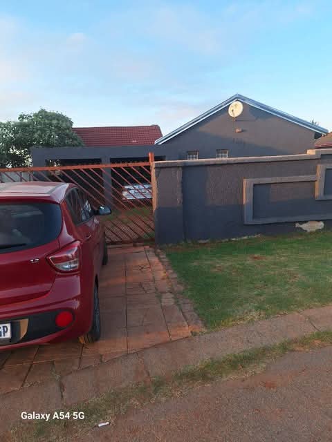 House available immediately at ext2
4500 dep  in Vosloorus