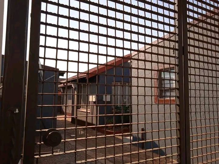 3 bed 1 bath house for rent r5200(neg). conta  in Soweto