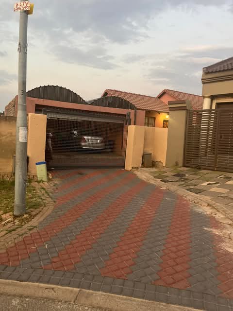 House for rent
r8000
water included 
prepa  in Meredale