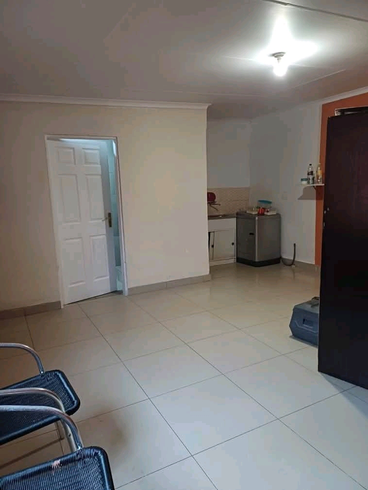Hi ,a bachelor ensuite available for rental i  in Protea Glen