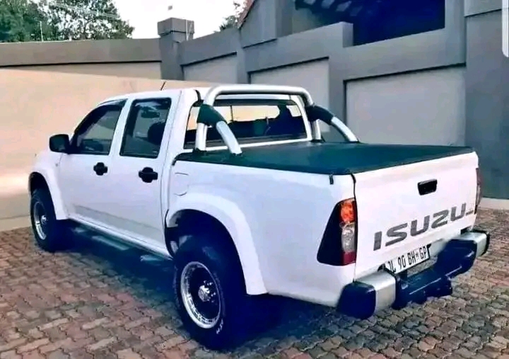 Isuzu for sale price r 40.000 for more inform  in Protea Glen