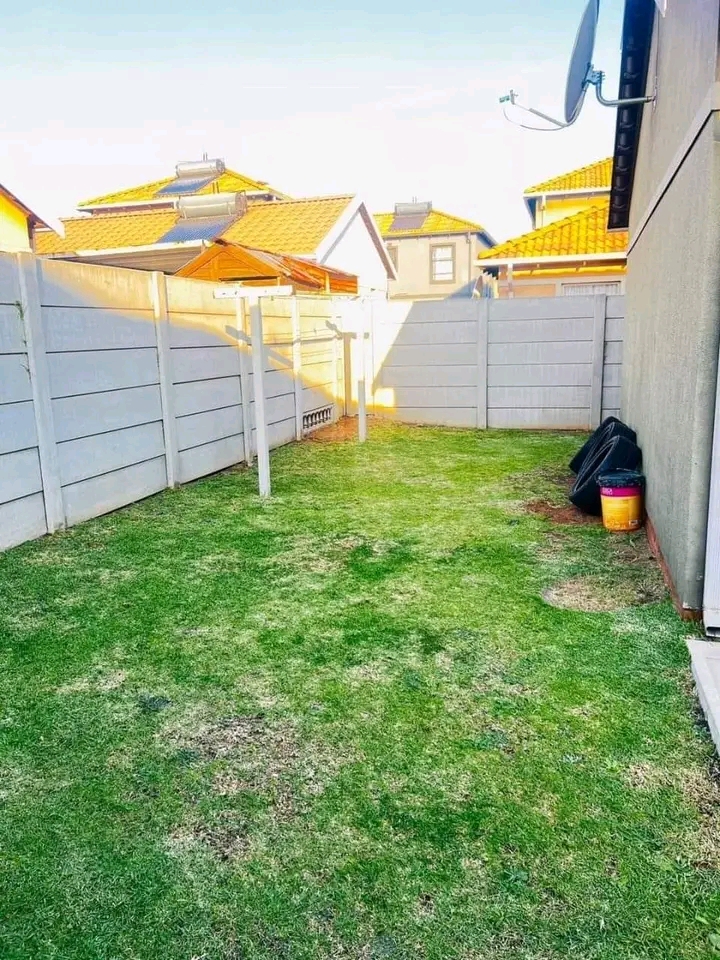Neat & clean 3 bedroom house. 
empty & avail  in Alberton