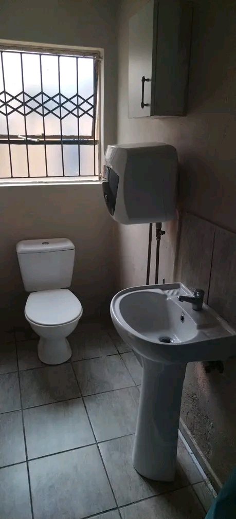 A bachelor room will be available from 01 mar  in Olievenhoutbosch