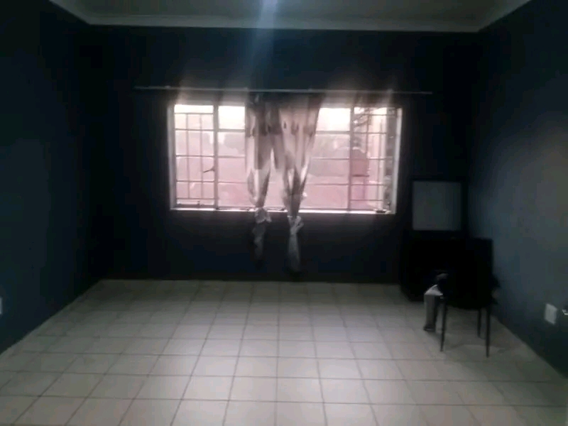 A nice clean big bedroom at fourtsqure and ha  in Yeoville