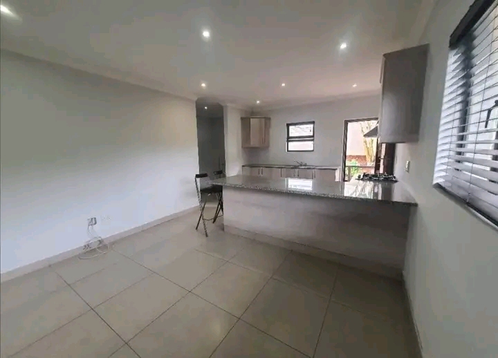 Modern neat clean 1 bedroom apartment on the   in Bezuidenhout Valley