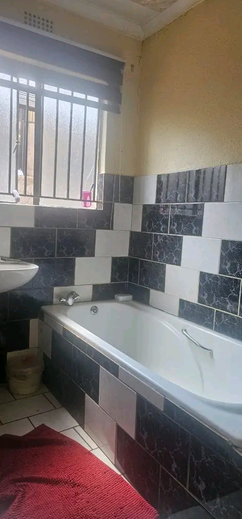 House to rebt, ext 6
r5000 rent + r5000 depo  in Vosloorus