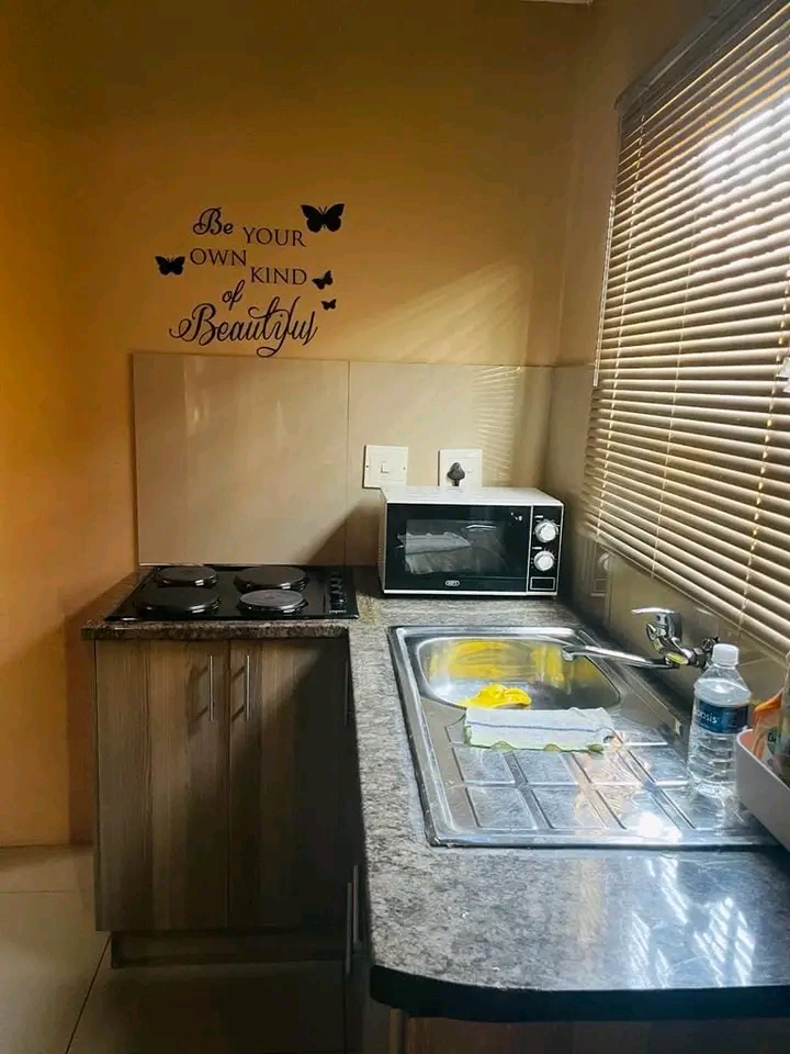 1 bedroom unit with fitted wardrobe, kitchen   in Allandale