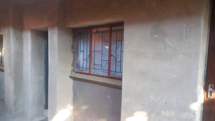 We have 2 single room available to rent, adre  in Tembisa