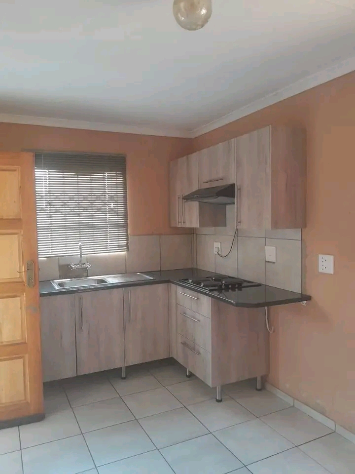 Bachelor to let comes with kitchen cupboards,  in Birch Acres