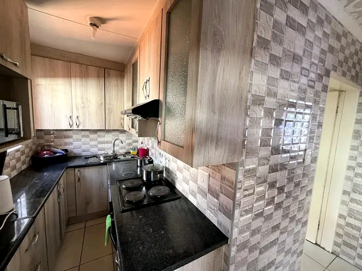 Neat & clean 3 bedroom house available immedi  in Windmill Park